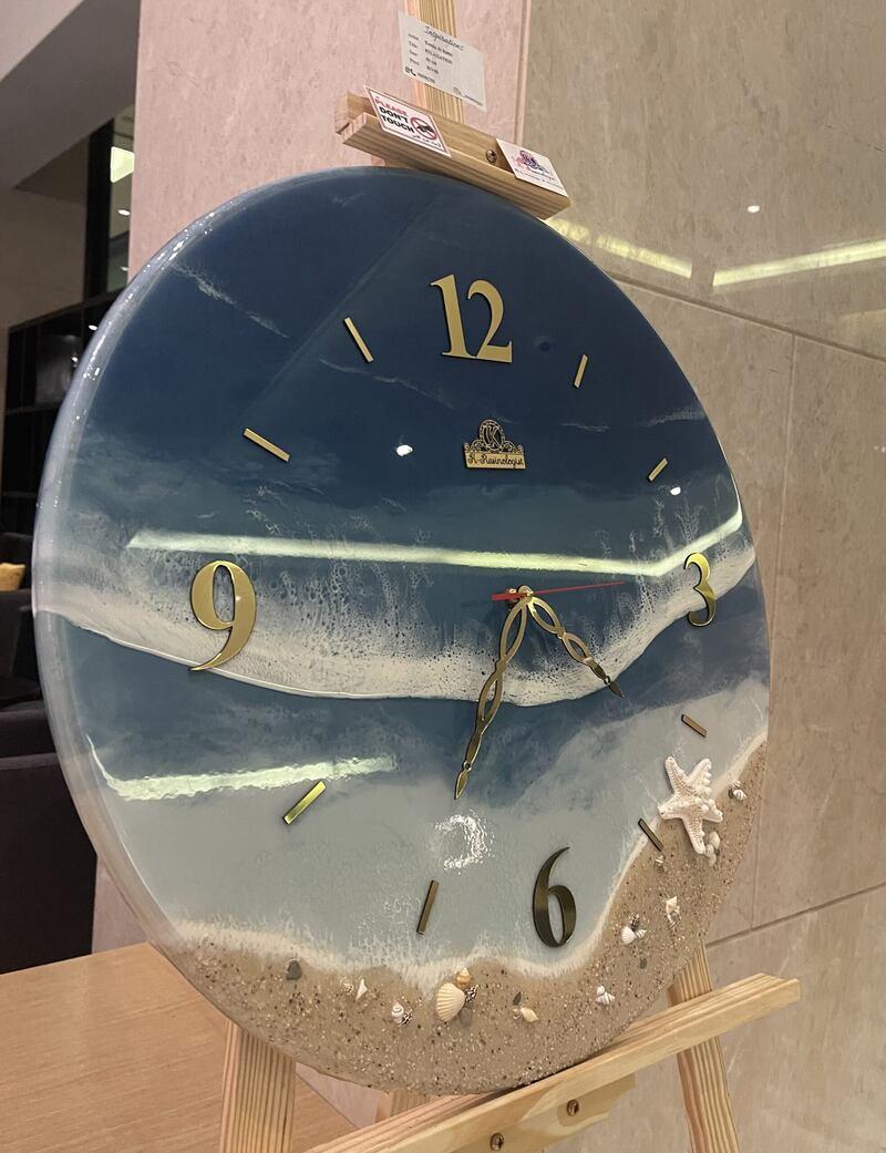 بينها لوحة للسيدة الجليلة: معرض لوحات بفن الريزن لفنانتين عمانيتين