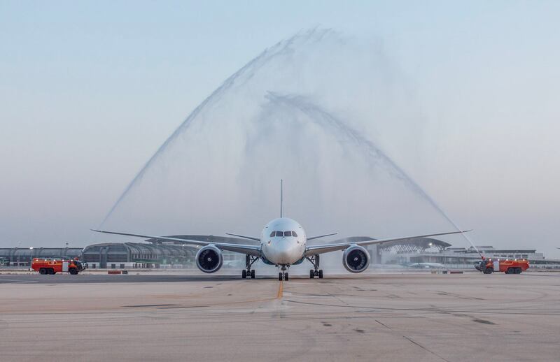 بالصور: مطارات عمان تستقبل منتخبنا الأول بتحية الماء