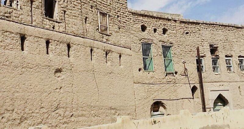 بالصور: عُمانية تُحوّل منزل أسرتها القديم إلى مَعلَمٍ زوّارُه من داخل السلطنة وخارجها