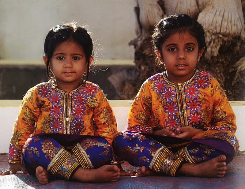 بالصور: تنوع زاهٍ بين أنماط الزي النسائي للمرأة العمانية