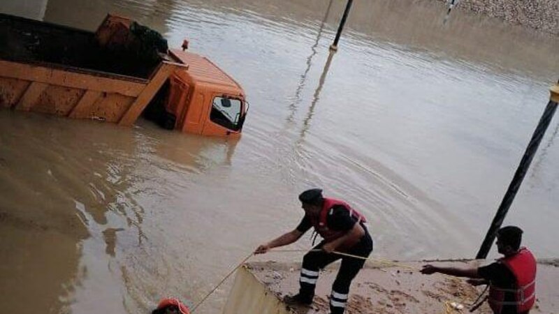وسط تنبيه من غزارة الأمطار: إنقاذ 3 أشخاص احتجزت مركبتهم في وادٍ