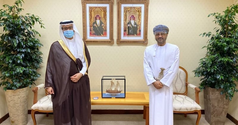 بدر بن حمد يجتمع بالسفير السعودي