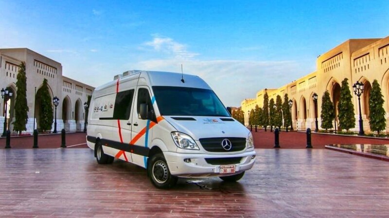 في إنجاز جديد: 10 مهندسين عمانيين ينجحون في تحويل عربة نقل لأستيديو إذاعي