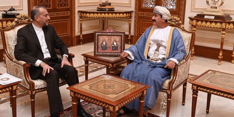 وزير المكتب السلطاني يبحث العلاقات العمانية الإيرانية مع وزير الخارجية الإيراني