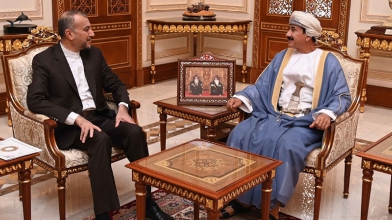 وزير المكتب السلطاني يبحث العلاقات العمانية الإيرانية مع وزير الخارجية الإيراني