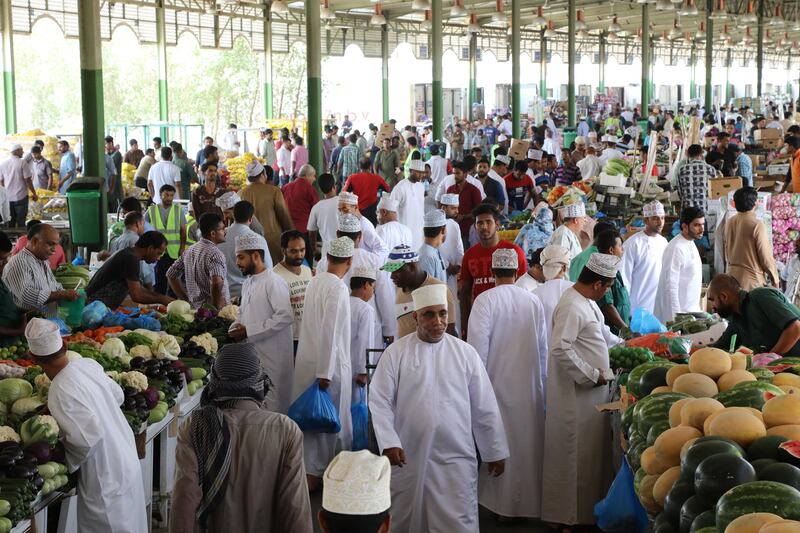 بالصور.. بلدية مسقط تؤكد: المنتجات متوفرة بسوق الموالح والاستيراد المباشر أدى إلى انخفاض سعرها