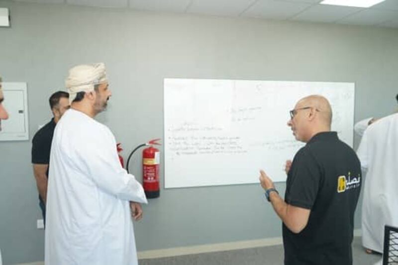 وزير العمل بعد زيارته لـ “مصلّح”: نموذج متميز للشباب العمانيين