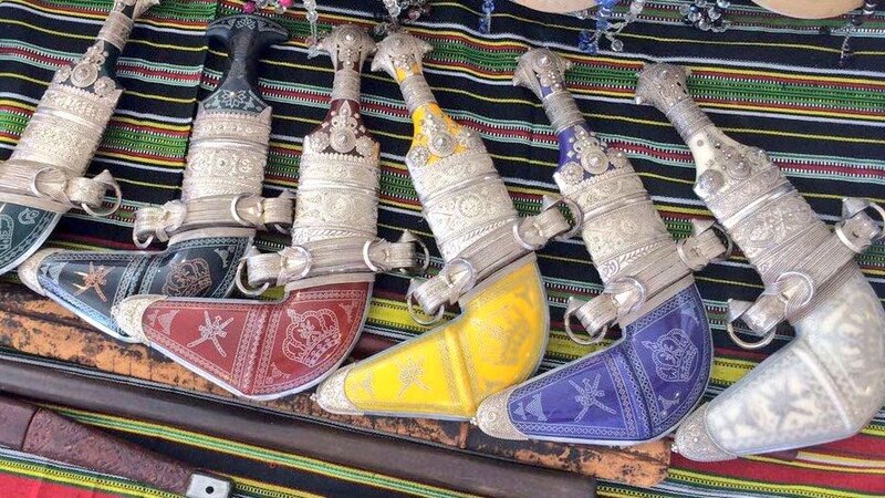 بالصور: ضبط منتجات تستخدم الشعار الرسمي للدولة والتجارة تتخذ إجراءات
