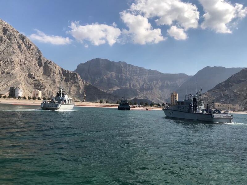 هيئة البيئة تتعامل مع بقعة الزيت في شمال ميناء صحار