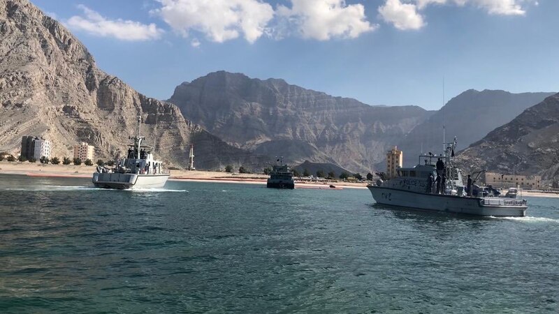 هيئة البيئة تتعامل مع بقعة الزيت في شمال ميناء صحار