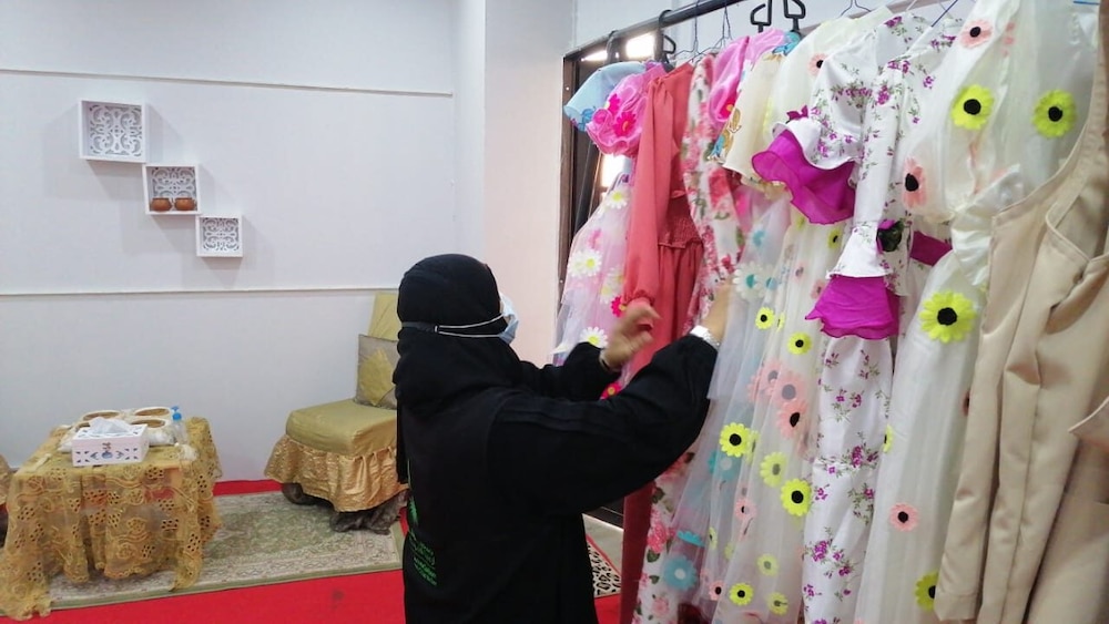 مشغل خياطة يوفر ملابس للأيتام