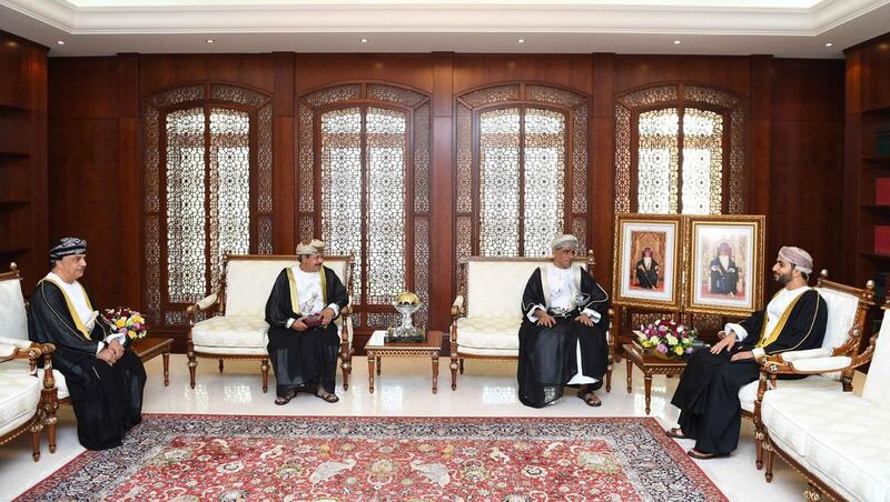 جلالة السلطان يمنح أوسمة لـ 3 إعلاميين