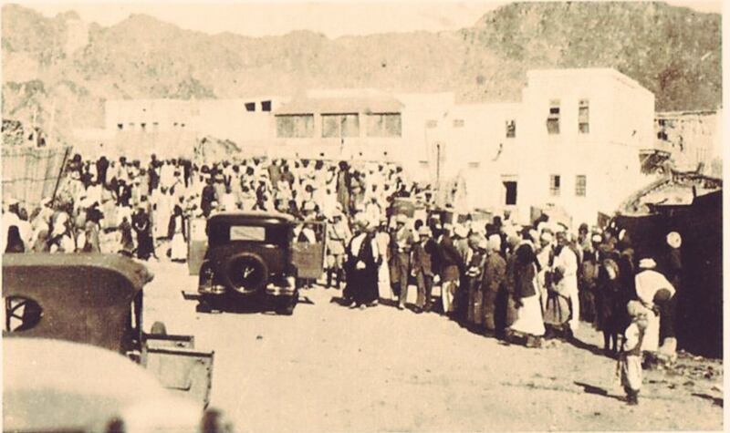 أدخلها أحد التجار: تعرّف على أول سيارة دخلت للسلطنة