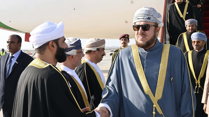 سمو السيد أسعد يعود للبلاد