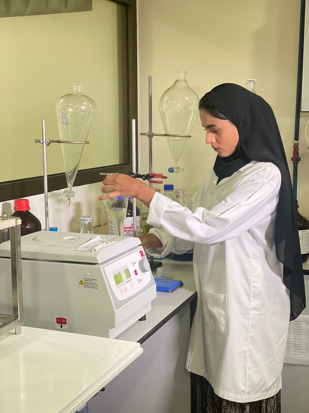 باحثة عمانية تُنتِج وقودًا حيويًا من مخلفات حيوانية