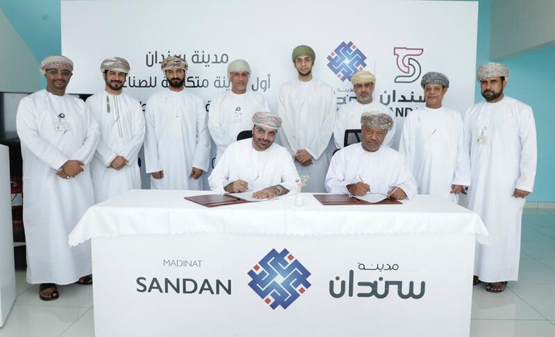 بنك مسقط يوقع اتفاقية افتتاح مركز للخدمات البنكية في سندان الصناعية