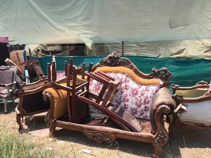 في إحدى المزارع: وافدون يصنعون أثاثًا من أخشاب قديمة