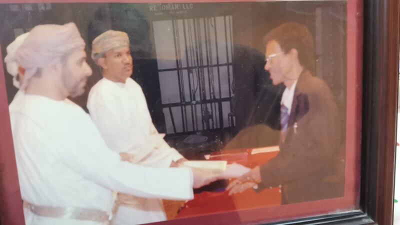 بعد أن قضى فيها 20 عامًا: ماذا قال صحفي سوداني عن جولاته في الولايات العمانية؟