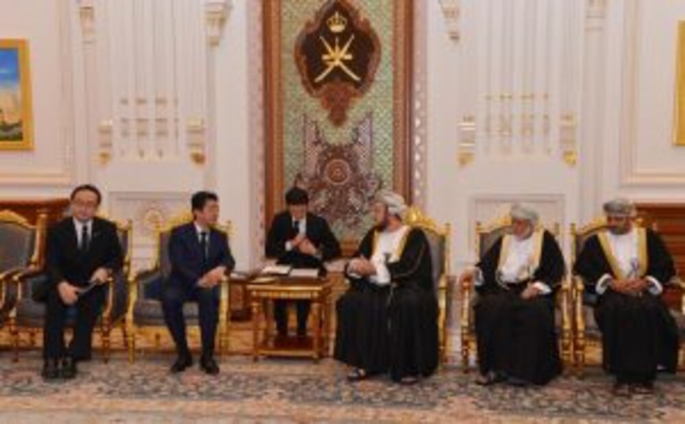 أسعد بن طارق يستقبل رئيس وزراء اليابان