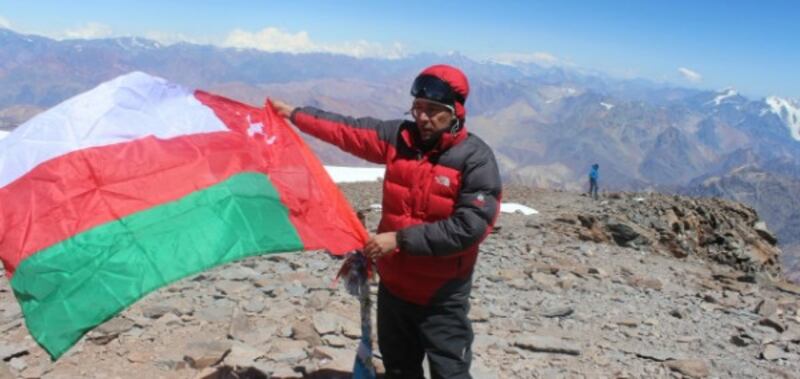 بالصور: مُغامر عُماني يصعد إلى ثاني أعلى قمة عالمية