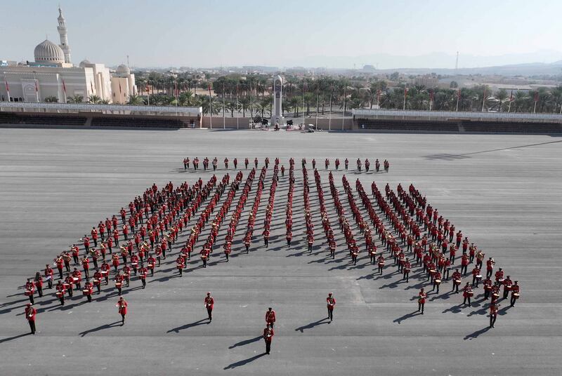 بالصور: سمو السيد ذي يزن يرعى تخريج دفعة جديدة من ضباط الجيش السلطاني العماني