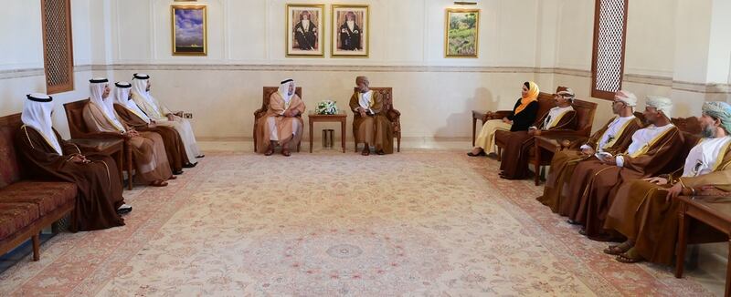 بالصور: حاكم الشارقة يزور مركز جامعة السُّلطان قابوس الثقافي ويتجول في المتحف الوطني