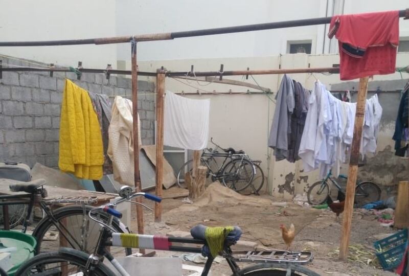 بالصور: مداهمة سكن عزاب في العامرات