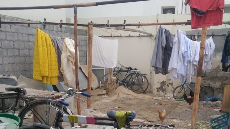 بالصور: مداهمة سكن عزاب في العامرات