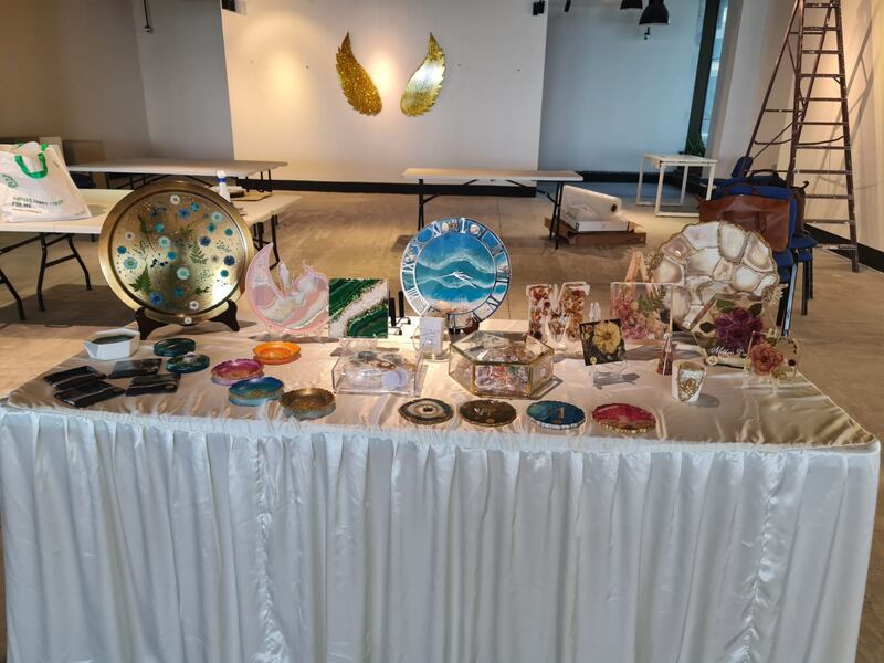 هل سمعت بفن الريزن؟ 6 فنانات عمانيات يفتتحن معرضًا للتعريف به