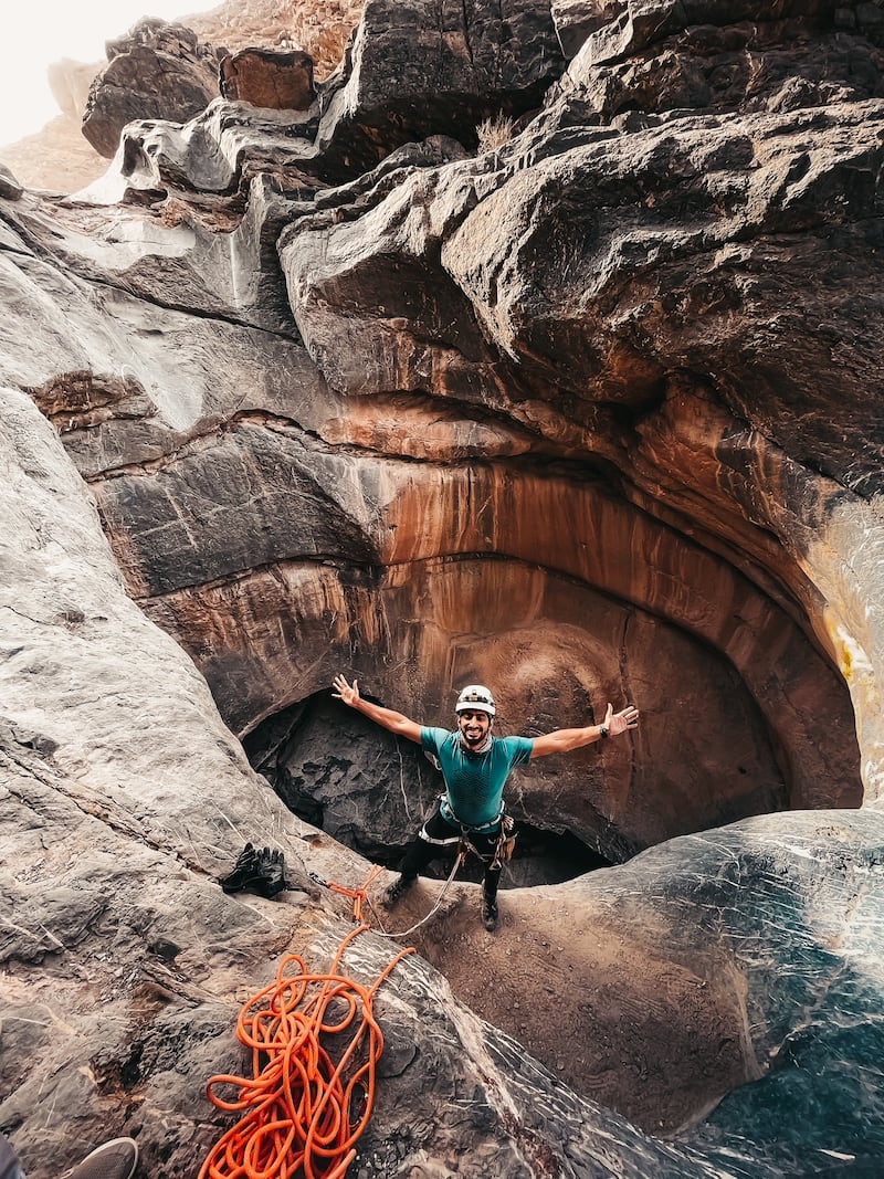 بالصور: شباب عمانيون يرسمون طريقًا جديدًا للمغامرات السياحية