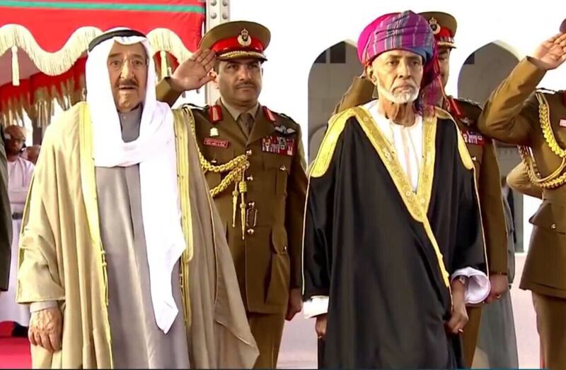 شاهد الإطلالة البهية لجلالة السلطان في استقبال أمير الكويت