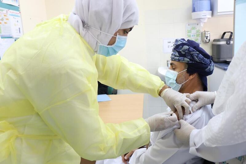 دكتورة توضح جهود مديرية مسقط في التطعيم بلقاح كورونا