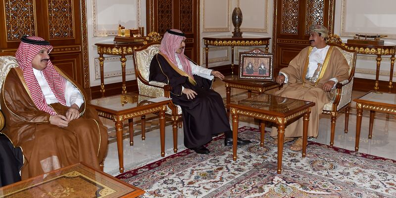 وزير المكتب السلطاني يستقبل وزير الخارجية السعودي
