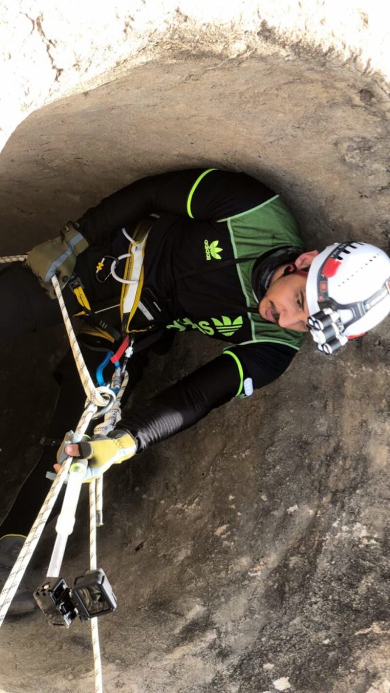 بالصور: مُغامر عُماني يكتشف الأودية والأفلاج ويوثّقها مرئيًّا