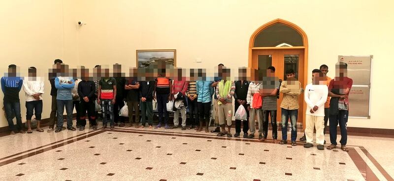 ترحيل 26 عاملا صادوا الربيان