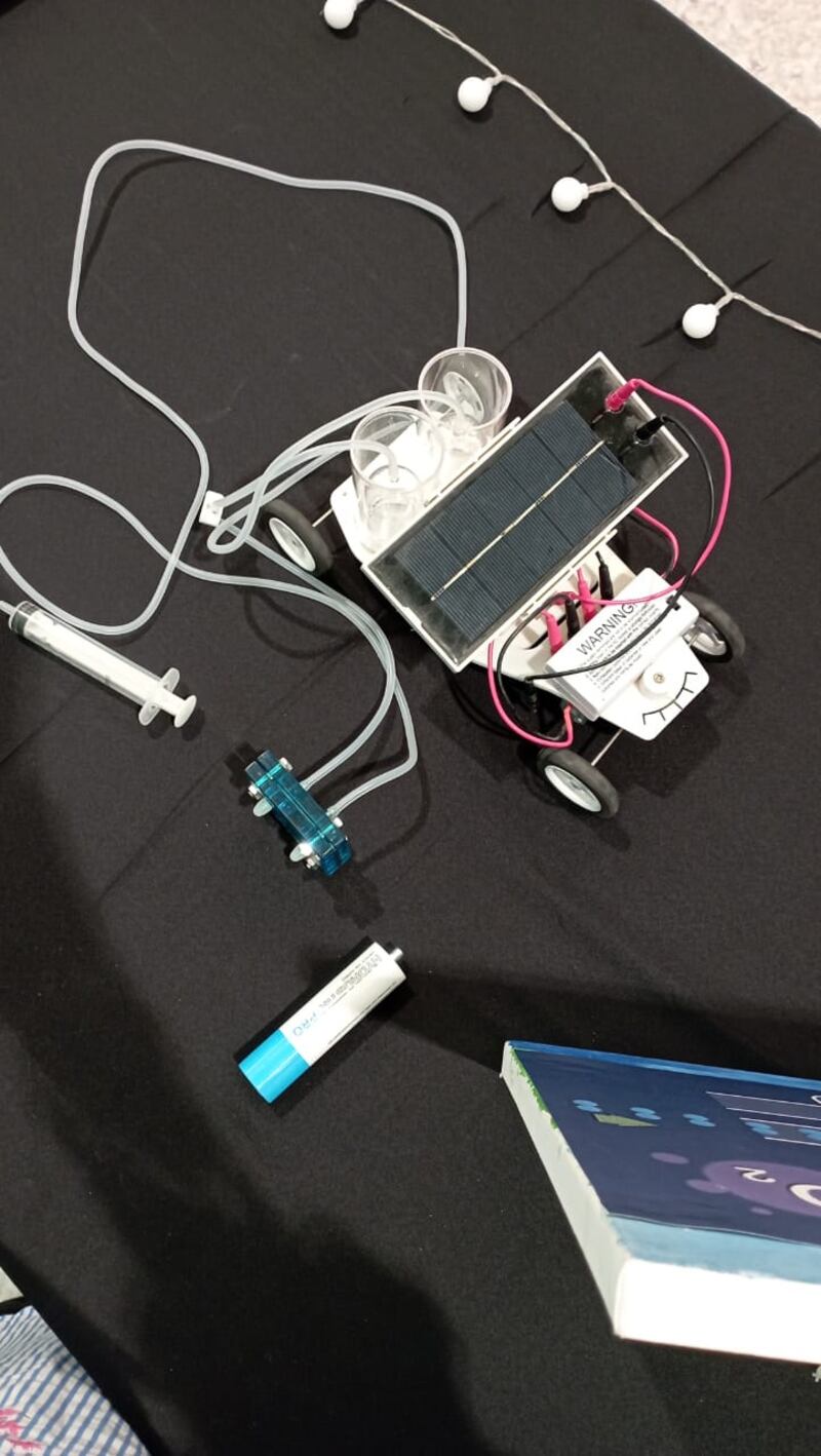 طالبة ذات 18 ربيعًا تبتكر سيارة هيدروجينية تعمل بالماء