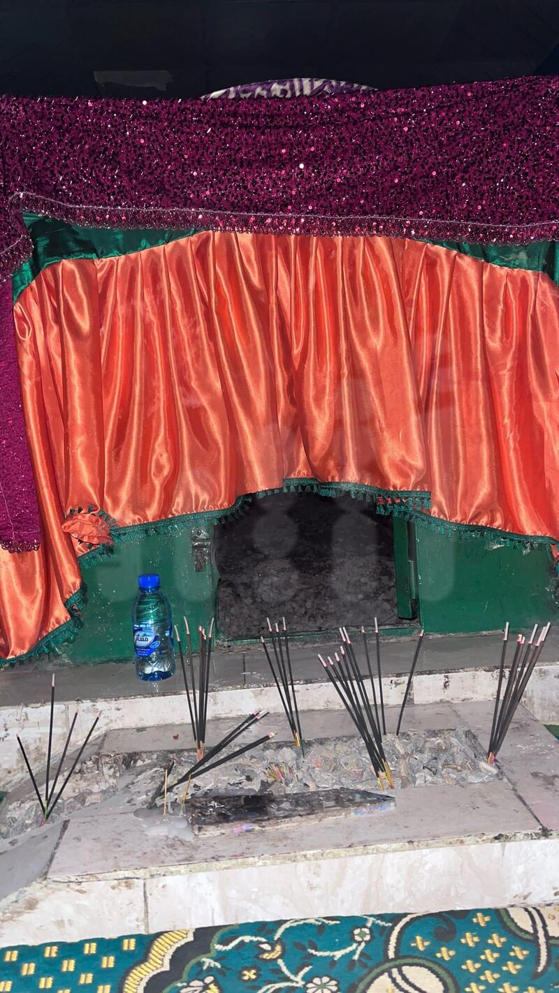 قبر في صور يُتردَّد عليه كثيرًا؛ فما قصته؟