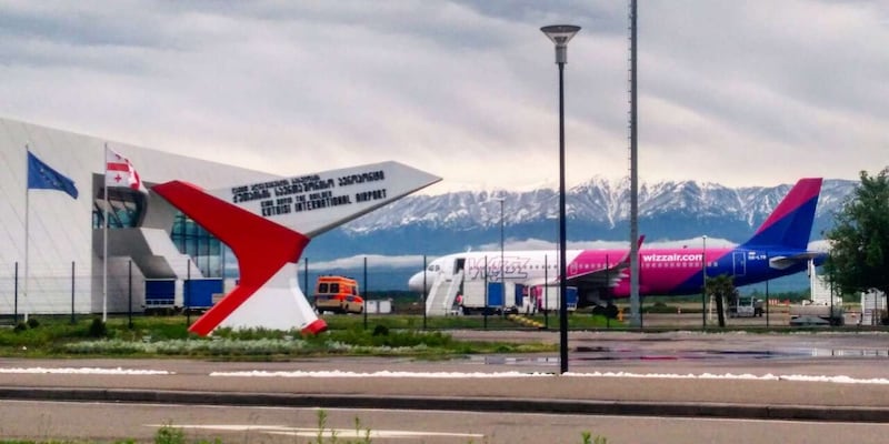 مشهد من مسلسل لا ينتهي: تفاصيل إرجاع شباب عمانيين من مطار جورجيا