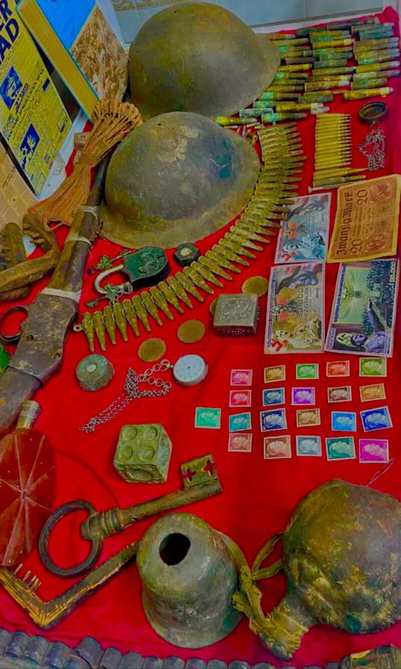 مقتنياته تُدهشك بندرتها: مواطن عُماني يحوّل منزلًا قديمًا إلى مُتحف ينتظر زيارتك