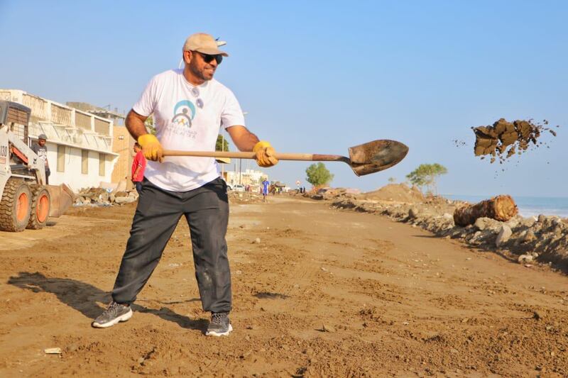 بالصور: شباب يطلقون حملة #صحار_أجمل