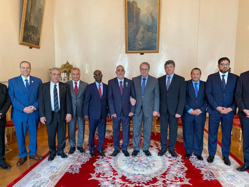 الخارجية الروسية تمنح سفيرنا في موسكو وسامًا