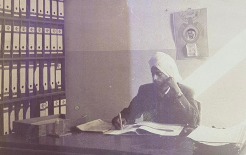 صورة للشيخ سعيد بن علي وهو يقوم ببعض العمليات الحسابية أثناء عمله بالكويت