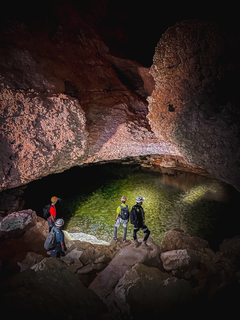 بالصور: شباب عمانيون يرسمون طريقًا جديدًا للمغامرات السياحية