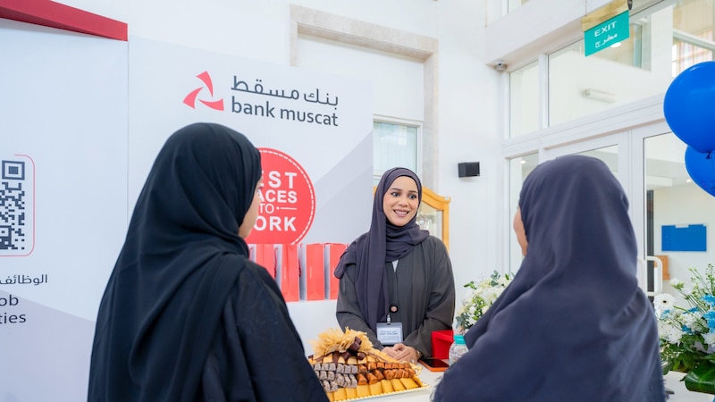 بنك مسقط يستعرض فرص التدريب والتوظيف بكلية الدراسات المصرفية والمالية