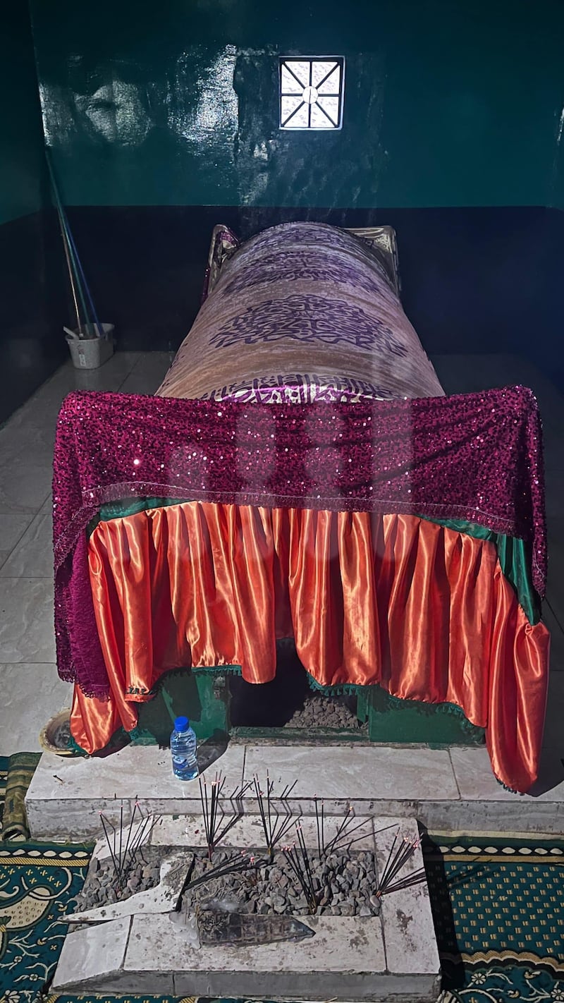 قبر في صور يُتردَّد عليه كثيرًا؛ فما قصته؟