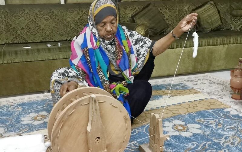 “الدولاب”…أداة قديمة لغزل خيوط شباك الصيد ومصدر رزق للأسر