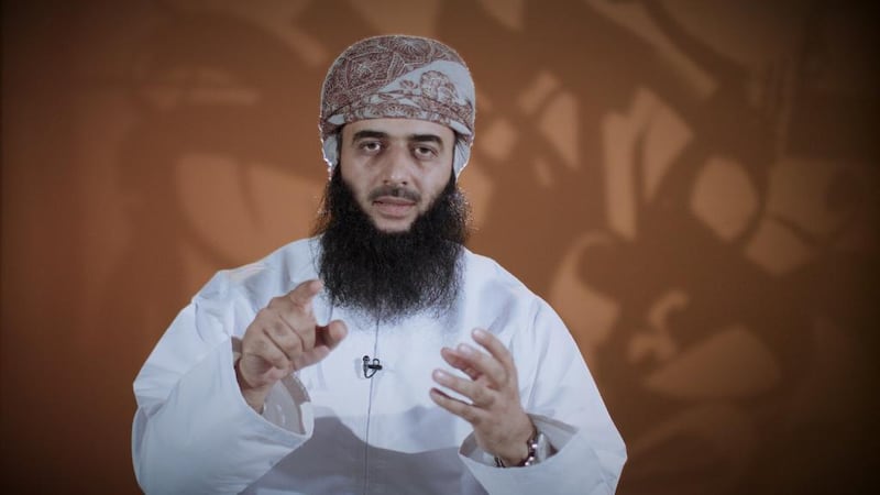 “المشتغلون بالتاريخ العُماني”: الباحث الشاب الذي بدأ اهتمامه في الصف “الثالث ثانوي” بسبب معلمه