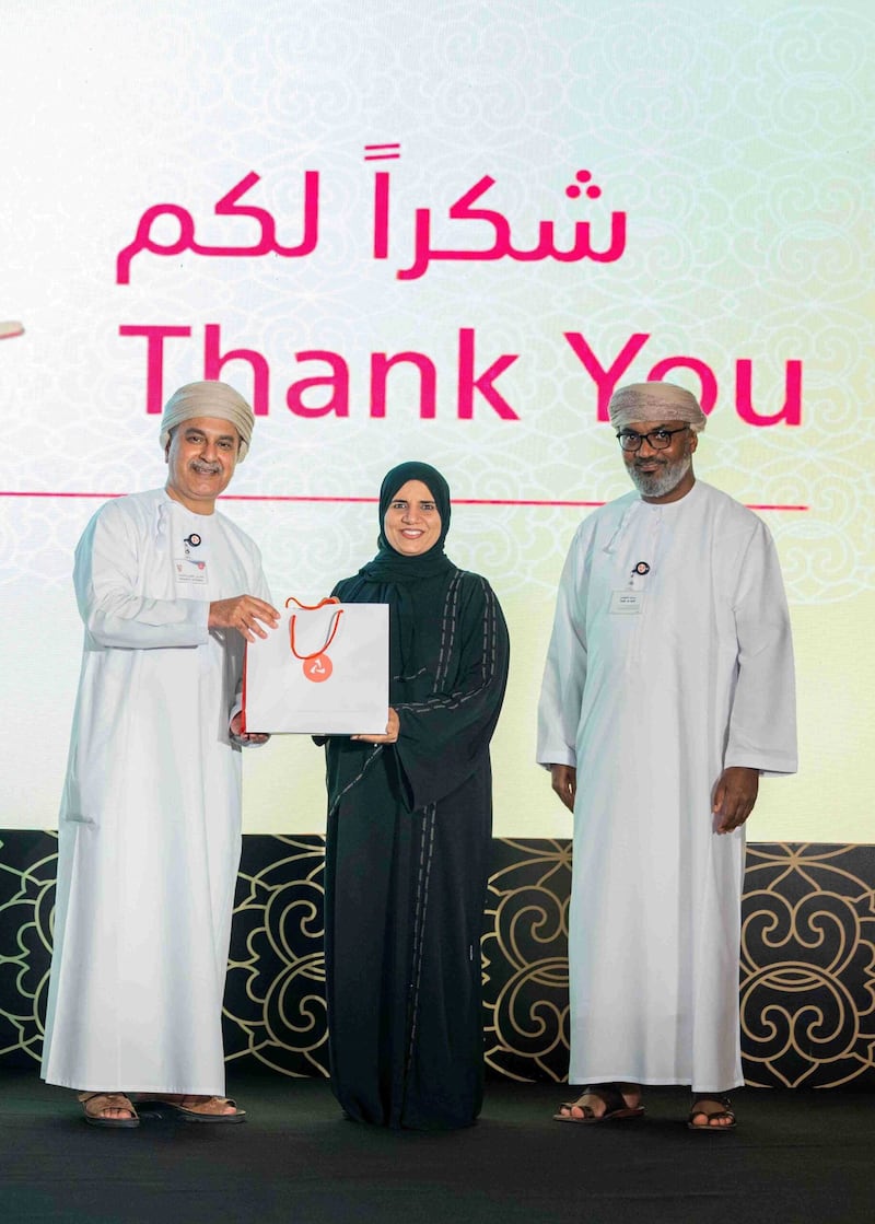 بلغ عددهم 129 موظفًا وموظفة: بنك مسقط يحتفي بنجاحات وإنجازات الموارد البشرية من ذوي الخدمة الطويلة