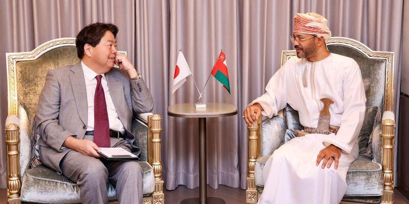 لقاء عماني ياباني يبحث تعزيز العلاقات الثنائية