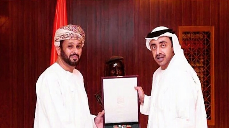 السفير العُماني في الإمارات يحصل على أرفع وسام يُمنح للسفراء